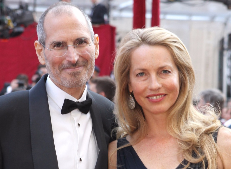 Steve Jobs từng có nhiều mối quan hệ tình cảm rắc rối. Trong ảnh là ông cùng vợ là Powell Jobs, sau khi đã trải qua mối tình cùng Chrisann Brennan và có một người con gái tên là Lisa Brennan-Jobs.