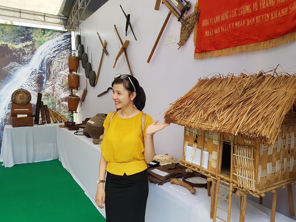 Không gian trưng bày ẩm thực, văn hóa đặc trưng của các dân tộc miền Trung - 3 Gian hàng trưng bày hiện vật đặc trưng của các dân tộc miền Trung