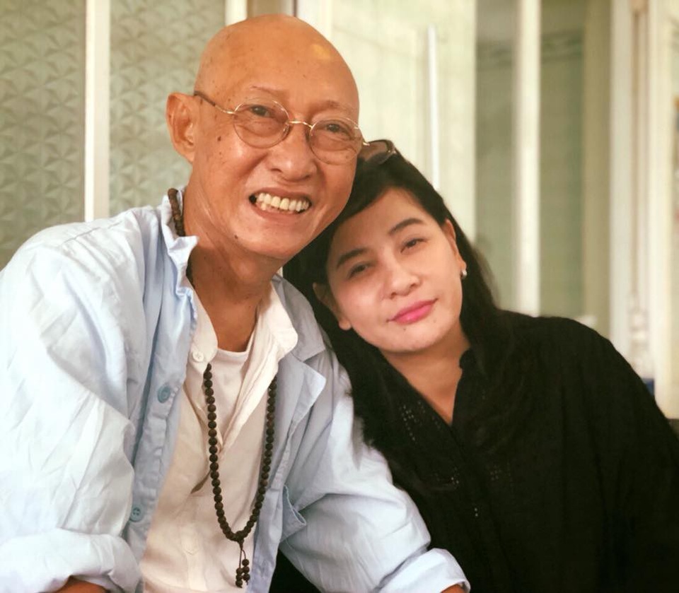 Chuyện đời đầy nước mắt của nghệ sĩ “khắc khổ nhất màn ảnh” Lê Bình - 1 Nghệ sĩ Lê Bình vẫn nở nụ cười rất tươi khi được diễn viên Cát Phượng ghé thăm vào chiều qua (23/8).