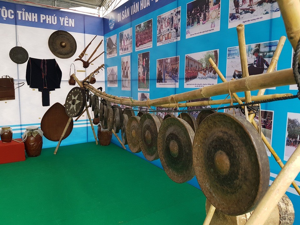 Không gian trưng bày ẩm thực, văn hóa đặc trưng của các dân tộc miền Trung - 4
Cồng chiêng của đồng bào các dân tộc tỉnh Phú Yên tham gia ngày hội