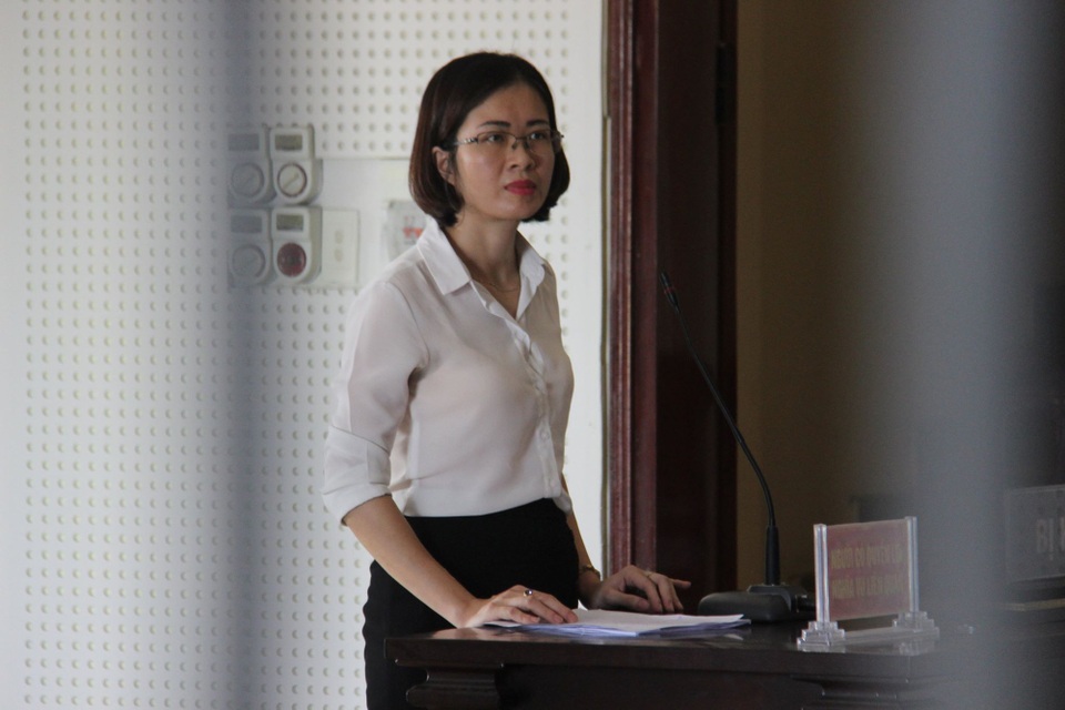 Nữ nhân viên ngân hàng lừa đảo chiếm đoạt hơn 200 tỉ đồng lãnh án chung thân - 2
Dù đại diện ngân hàng VIB Quảng Ninh tại phiên tòa không chấp nhận nhưng HĐXX vẫn tuyên ngân hàng này phải bồi thường 5,640 tỉ đồng cho 3 bị hại