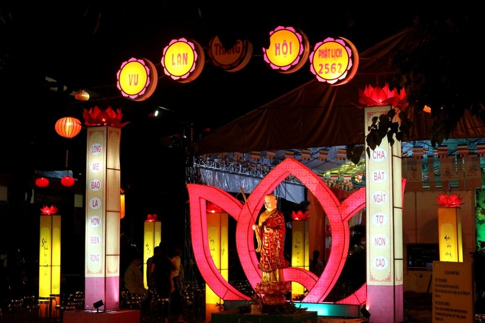 Rực rỡ đêm Vu Lan 2018 ở phố cổ Hội An - 5 Rực rỡ đêm Vu Lan 2018 ở phố cổ Hội An - 5