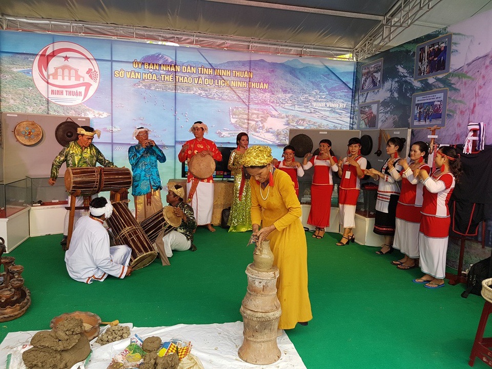 Không gian trưng bày ẩm thực, văn hóa đặc trưng của các dân tộc miền Trung - 6 Đồng bào Chăm ở Ninh Thuận tại ngày hội