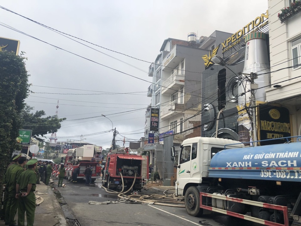 Cháy quán bia giữa trung tâm Đà Lạt, nhiều du khách vội vàng sơ tán - 3 Xe chữa cháy được điều đến hiện trường khống chế đám cháy