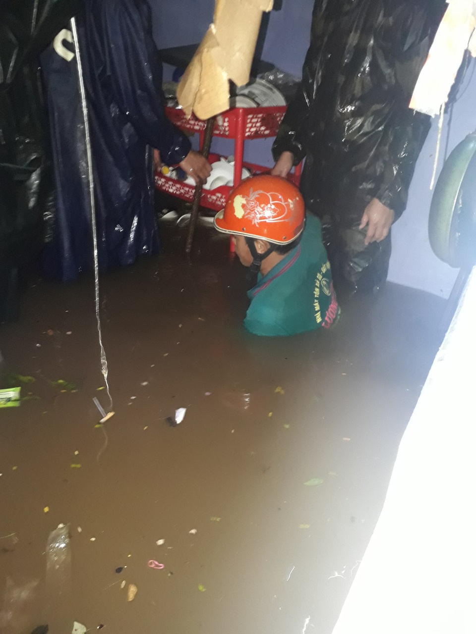 
Nhiều nhà trên đường Hoàng Văn Thụ bị ngập nặng.
