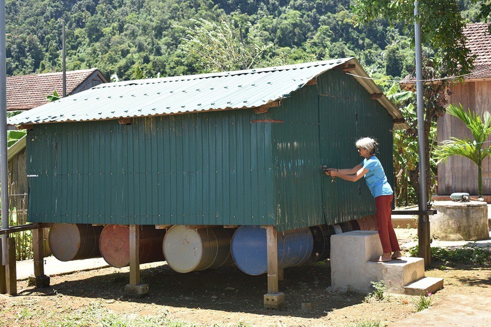 Những căn nhà nổi của người dân vùng "rốn lũ" - 3