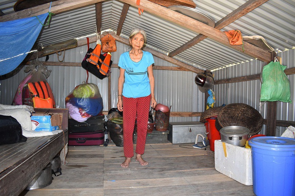 
Khi nước lũ về, đây là nơi trú ngụ cho cả gia đình từ 8 đến 10 người và còn chứa được thêm các vật dụng thiết yếu.
