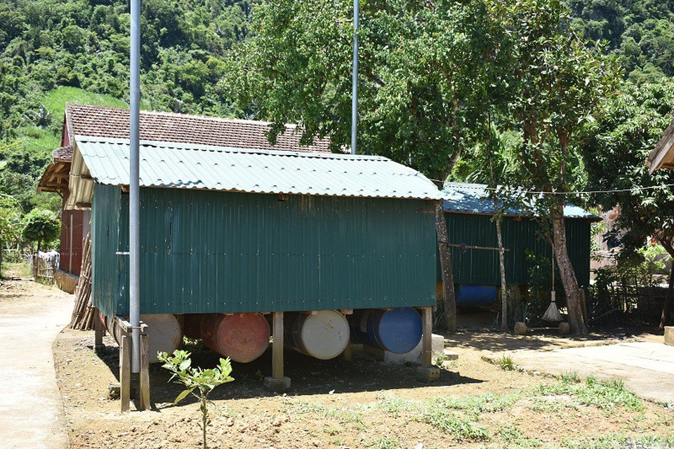 Những căn nhà nổi của người dân xã Tân Hóa