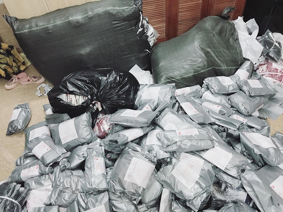 Bất chấp tháng cô hồn, gái xinh bán hàng trên mạng vẫn thu trăm triệu đồng/tuần - 2 Rất nhiều sản phẩm bán lẻ trong một ngày được đóng gói để chuẩn bị ship đến khách hàng.