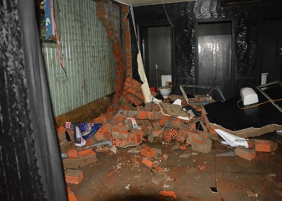 Nước lớn tràn vào khiến nhà sập