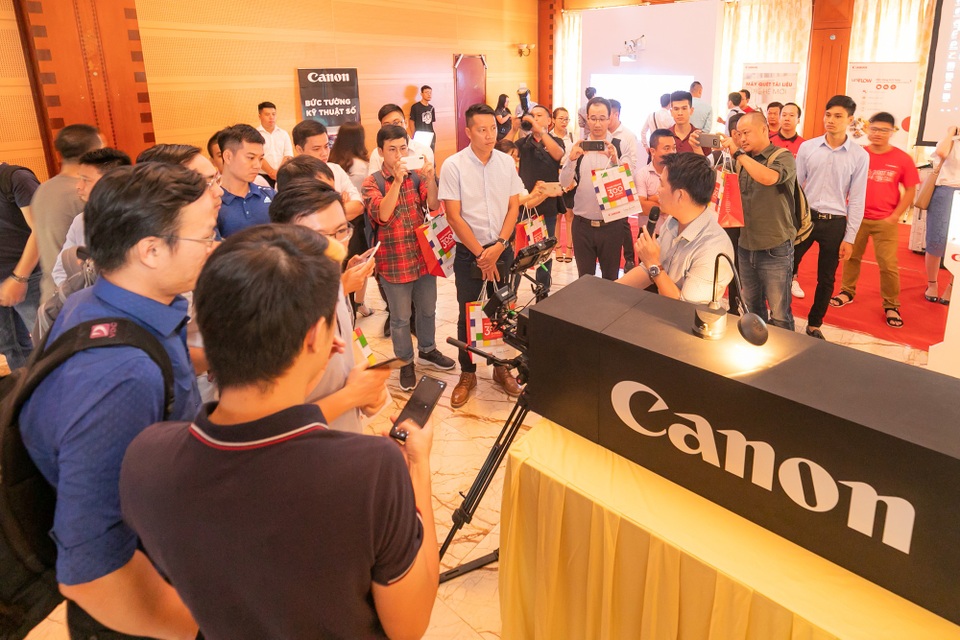 Canon ra mắt máy chiếu có thể vẽ, tô màu trên màn hình - 2 Canon ra mắt máy chiếu có thể vẽ, tô màu trên màn hình - 2