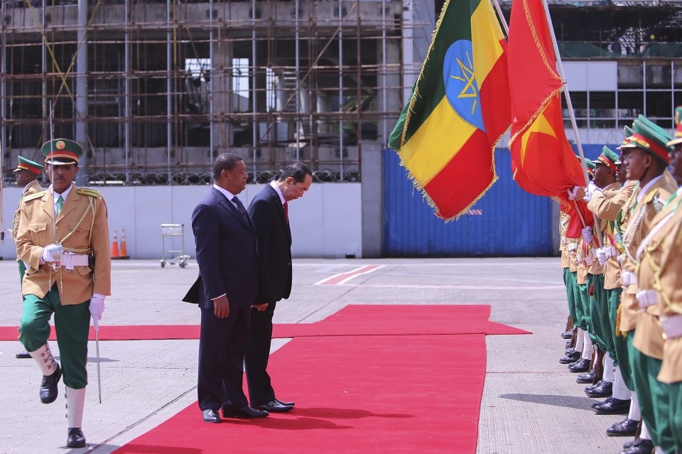 Tổng thống Ethiopia đích thân ra sân bay đón Chủ tịch nước Trần Đại Quang - 2 Hai nhà lãnh đạo duyệt đội danh dự