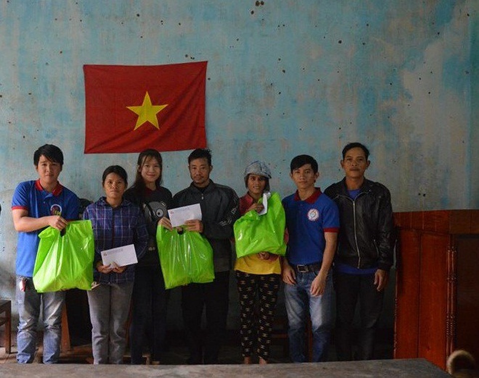 
Cao Hồ Tiến (ngoài cùng, bên trái) tham gia hoạt động hỗ trợ người nghèo (Ảnh NVCC)
