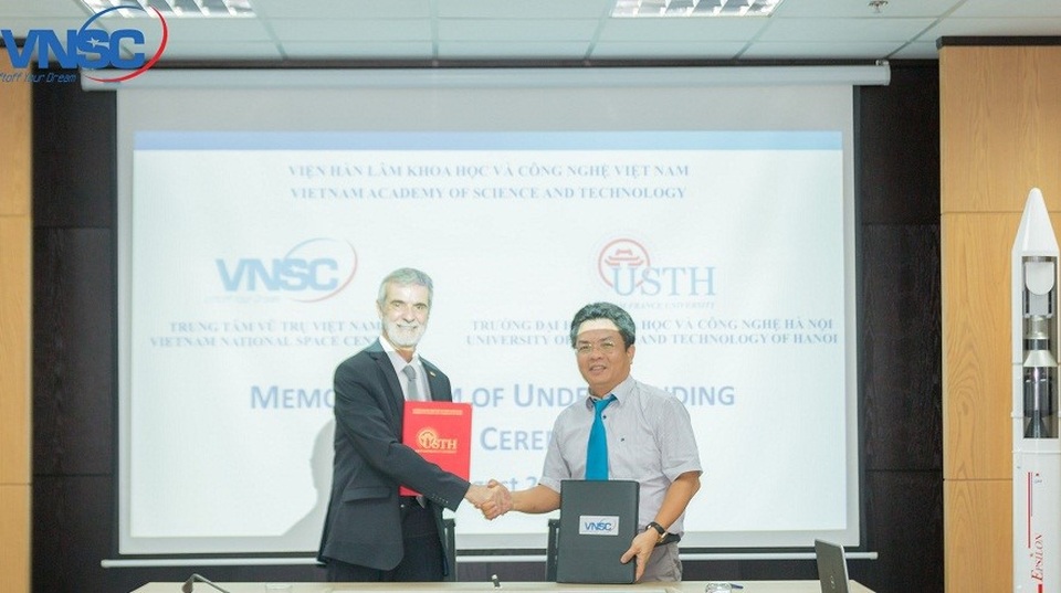 Trung tâm Vũ trụ Việt Nam ký hợp tác với Đại học KH&CN Hà Nội - 1
PGS.TS Phạm Anh Tuấn – Tổng Giám đốc VNSC, GS. Patrick Boiron – Hiệu trưởng Trường Đại học USTH ký kết hợp tác.