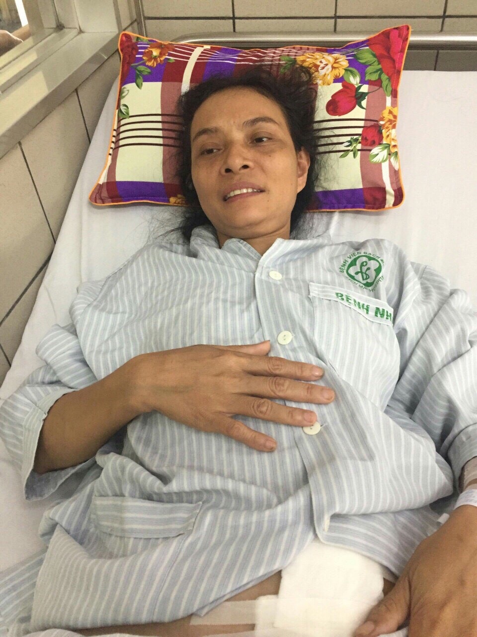 Chị Thu mẹ của em Đức hiến 1 quả thận cứu con trai.