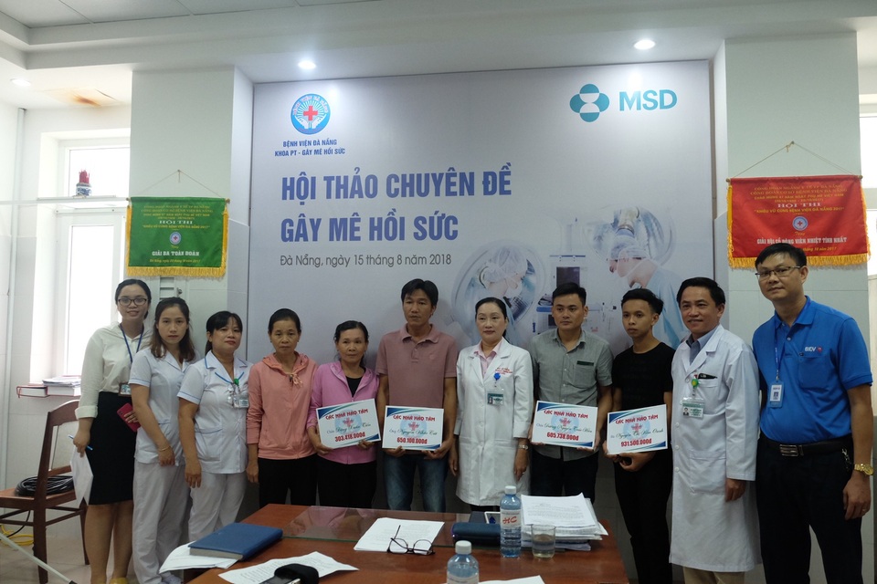 Trao hơn 2,4 tỷ đồng đến 4 nạn nhân sống sót sau vụ tai nạn thảm khốc 13 người chết - 1 
Bệnh viện Đà Nẵng trao hơn 2,4 tỷ đồng của các nhà hải tâm ủng hộ đến 4 nạn nhân sống sót sau vụ tai nạn thảm khốc ở Quảng Nam