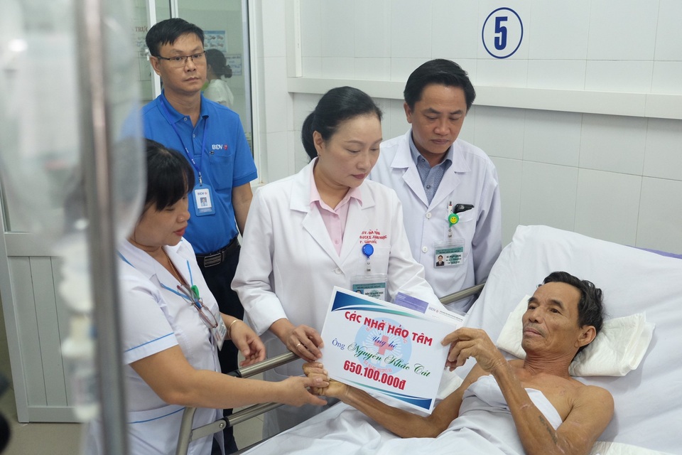 Trao hơn 2,4 tỷ đồng đến 4 nạn nhân sống sót sau vụ tai nạn thảm khốc 13 người chết - 2 Bệnh nhân Đặng Xuân Cát đã tỉnh táo và có thể trò chuyện bình thường