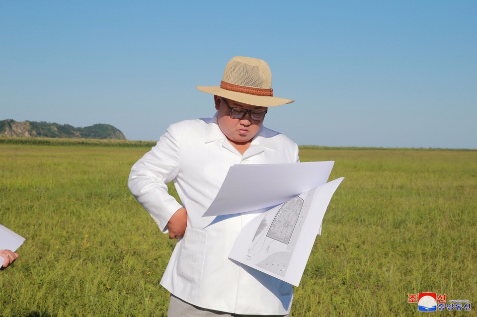 “Ván cờ ngoại giao” đánh dấu bước chuyển mình của Triều Tiên - 2 Ông Kim Jong-un xem bản vẽ của một công trình xây dựng ở tỉnh Bắc Hamgyon (Ảnh: Reuters)