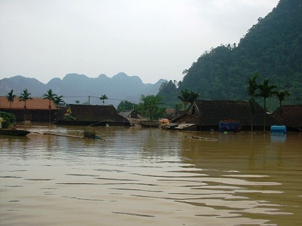 Nước lũ nhấn chìm vùng đất Tân Hóa