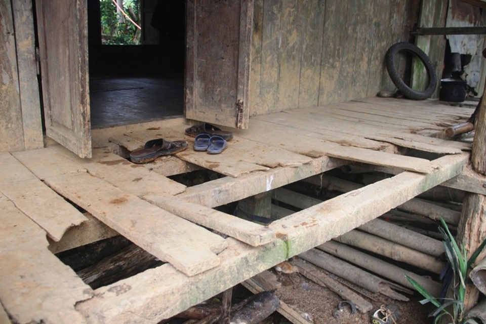 Quảng Trị: Khởi công “Mái ấm khuyến học” cho học sinh nghèo vùng biên giới - 4
Mặt sàn bị hư hỏng, còn phần mái dột nát.