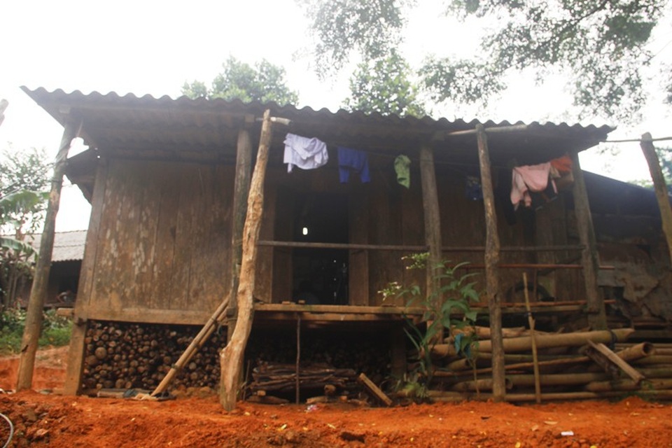 Quảng Trị: Khởi công “Mái ấm khuyến học” cho học sinh nghèo vùng biên giới - 3 Căn nhà của gia đình cháu Một hiện đã bị xuống cấp