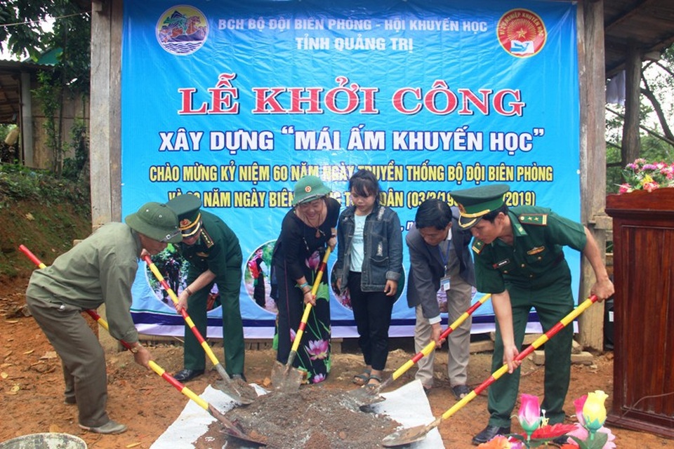 Quảng Trị: Khởi công “Mái ấm khuyến học” cho học sinh nghèo vùng biên giới - 7 Đại diện các đơn vị thực hiện nghi thức khởi công nhà tặng gia đình