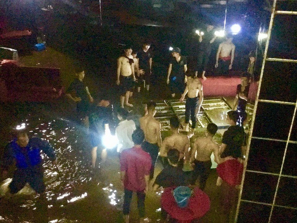 
Mưa lớn tràn vào quán bar gây thiệt hại hàng tỷ đồng
