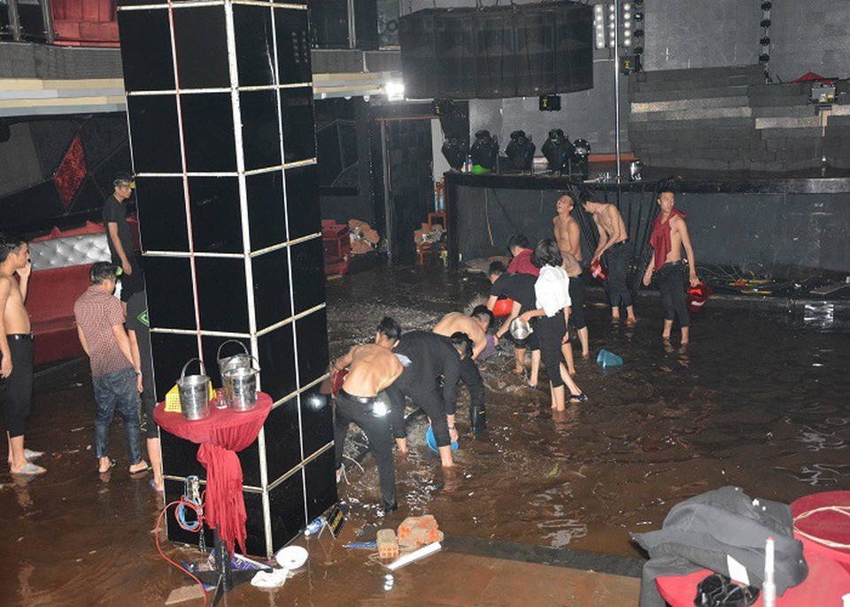 Mưa bất ngờ khiến nhiều người không kịp di chuyển đồ