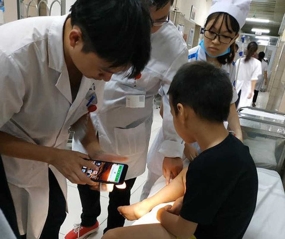 Bé trai 5 tuổi bị rắn hổ cắn khi chơi trong công viên ở Hà Nội - 1 Bé trai 5 tuổi bị rắn hổ cắn khi chơi trong công viên ở Hà Nội - 1