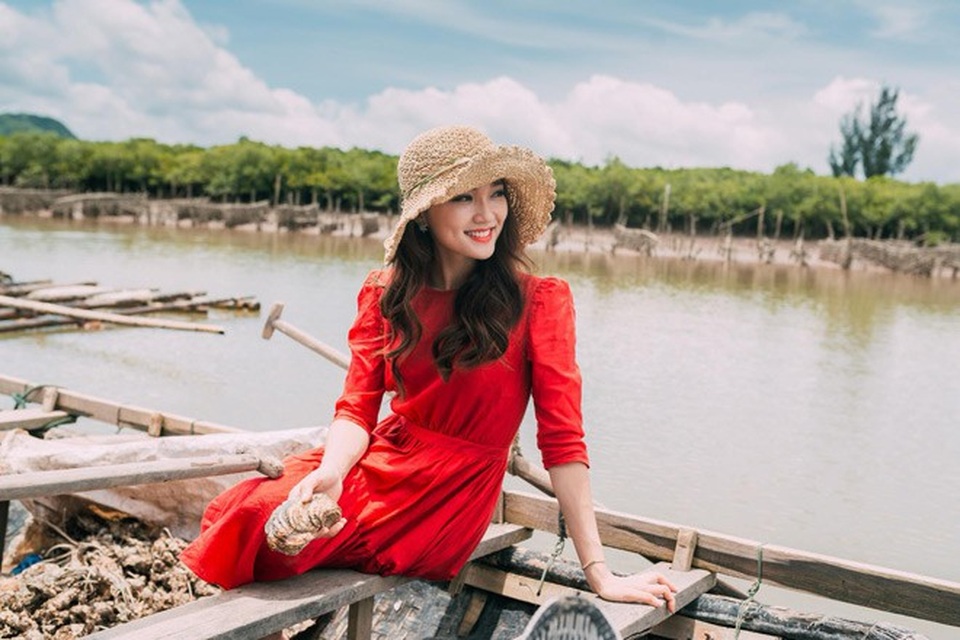 Hot girl được Văn Đức cõng trên lưng làm điều đặc biệt gửi U23 VN - 5 Hot girl được Văn Đức cõng trên lưng làm điều đặc biệt gửi U23 VN - 5