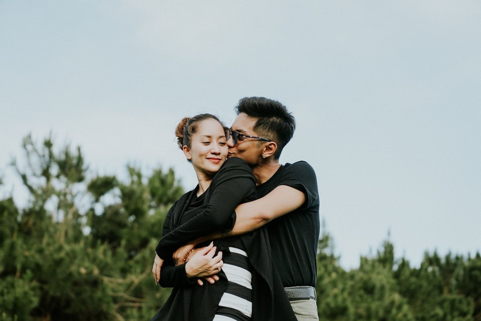 Phan Hiển và Khánh Thi trao nhau nụ hôn ngọt ngào sau tin đồn lục đục - Ảnh 6. Phan Hiển và Khánh Thi trao nhau nụ hôn ngọt ngào sau tin đồn lục đục - Ảnh 6.