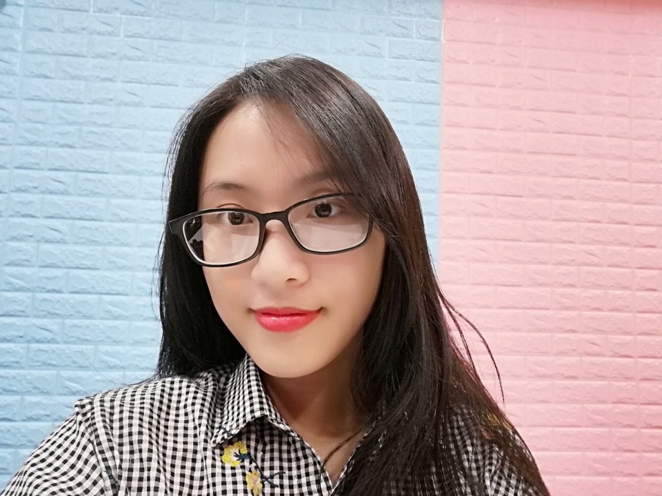 4 AI camera trên Huawei Nova 3i làm được gì? - 2 Ảnh selfie xóa phông tốt với phần tóc rõ nét trong khi phần hậu cảnh mềm mại, thuật toán làm đẹp trên máy điều chỉnh màu da đẹp nhưng vẫn tự nhiên