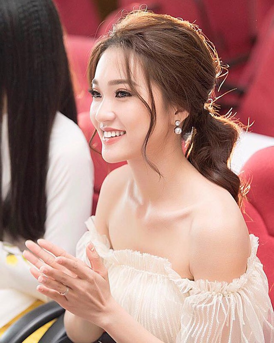 Hot girl được Văn Đức cõng trên lưng làm điều đặc biệt gửi U23 VN - 9
Chính vì những băn khoăn đó nên Ngọc Nữ dừng thi Hoa hậu Việt Nam 2018 vì không theo được lịch trình gần ba tháng của sân chơi nhan sắc. Cô gửi đơn xin ngừng thi ngày 12/7 và được ban tổ chức chấp nhận. Tôi rất tiếc. Từ đầu, tôi tham gia Hoa hậu Việt Nam với ý định nghiêm túc chứ không phải thi rồi bỏ, gây chiêu trò. Tôi tự tin có đủ kinh nghiệm, kỹ năng và các yếu tố cần thiết để đạt danh hiệu ở đấu trường nhan sắc này, Ngọc Nữ chia sẻ.