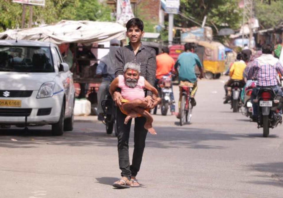 Gặp dị nhân xương xoắn người Ấn Độ - 3 Bác sĩ cho biết sức khỏe Bhara vẫn tốt