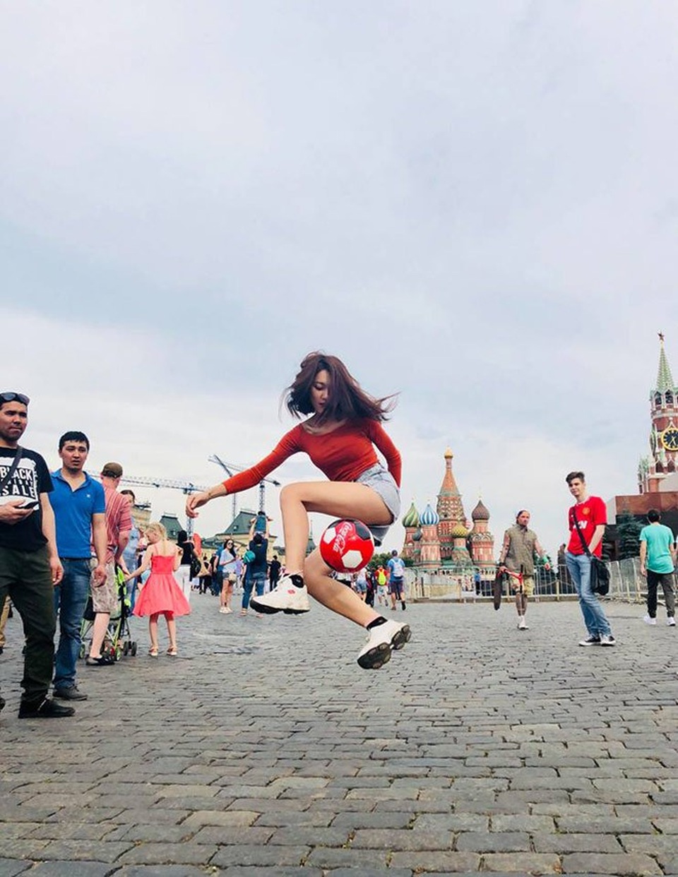 Hot girl được Văn Đức cõng trên lưng làm điều đặc biệt gửi U23 VN - 12
Cô nàng thể hiện khả năng chinh phục trái bóng với kỹ thuật không kém gì cầu thủ nữ.