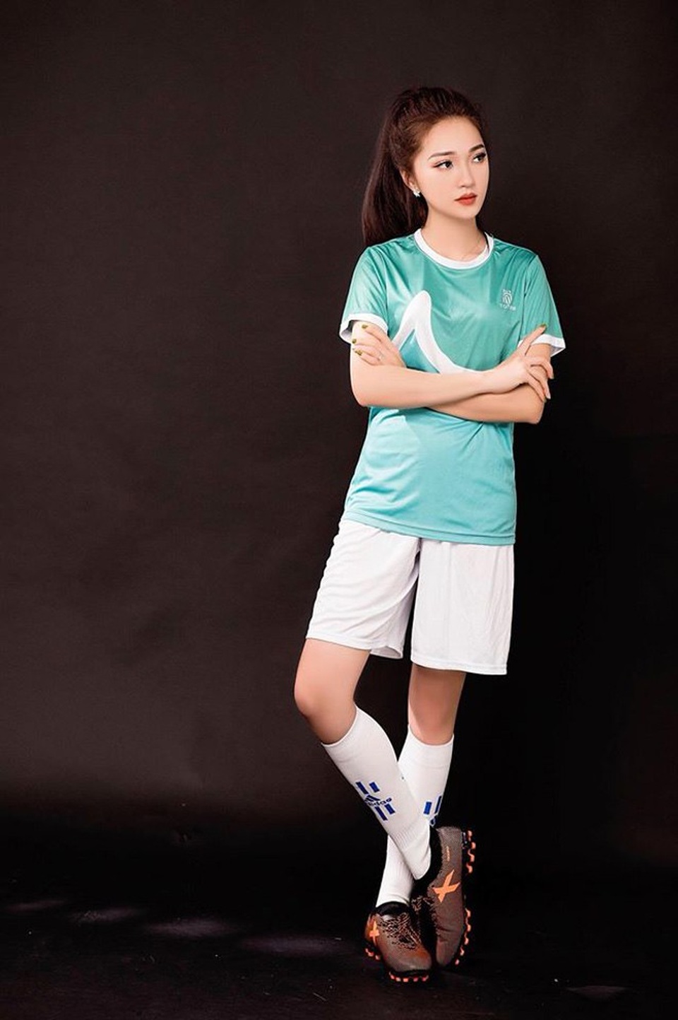 Hot girl được Văn Đức cõng trên lưng làm điều đặc biệt gửi U23 VN - 2 Hot girl được Văn Đức cõng trên lưng làm điều đặc biệt gửi U23 VN - 2