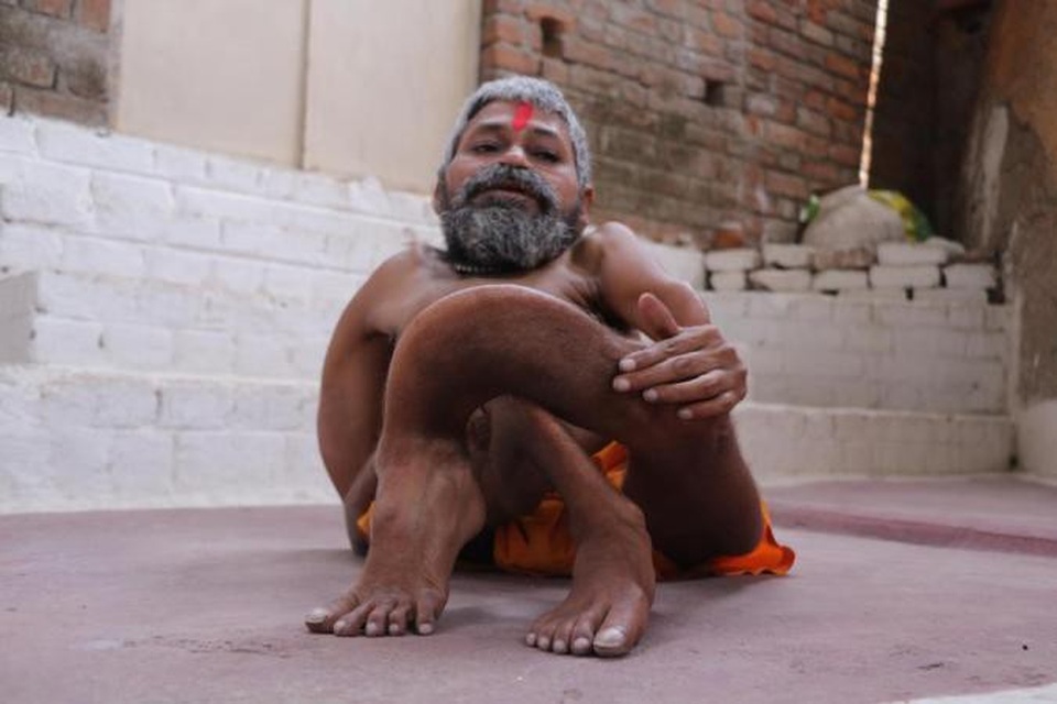 Gặp dị nhân xương xoắn người Ấn Độ - 5 Cư dân trong vùng và những khu lân cận tin Bharti là một vị thần tái sinh