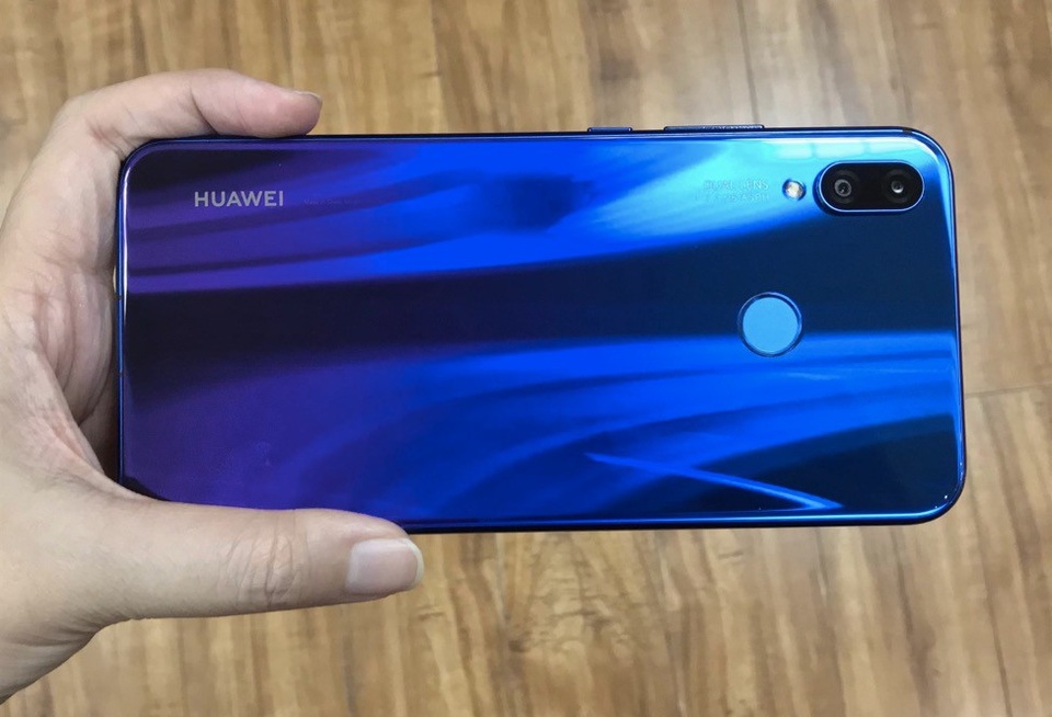 4 AI camera trên Huawei Nova 3i làm được gì? - 9 Không chỉ có 4 camera AI mạnh mẽ, Nova 3i còn sở hữu thiết kế gradient chuyển màu từ xanh sang tím thời thượng, ấn tượng và hiệu năng mạnh mẽ