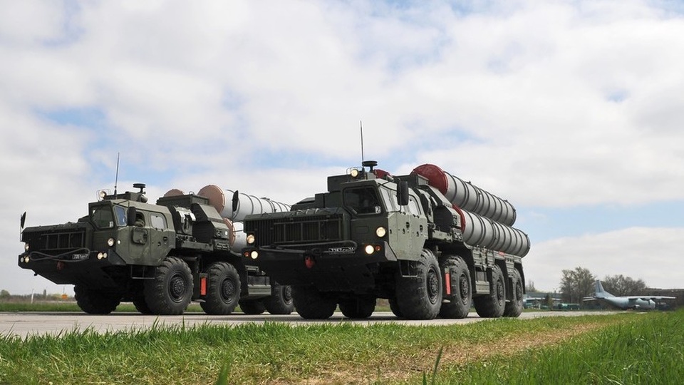 Mỹ cảnh báo trừng phạt bất cứ nước nào mua "rồng lửa" S-400 của Nga - 1 Tổ hợp phòng không S-400 (Ảnh: Sputnik)
