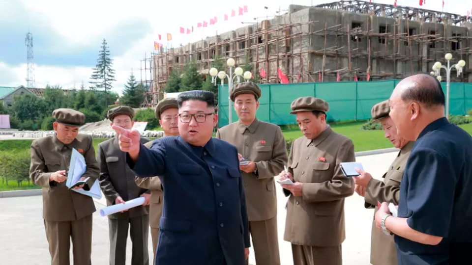 “Ván cờ ngoại giao” đánh dấu bước chuyển mình của Triều Tiên - 1 Ông Kim Jong-un thị sát công trường xây dựng tại Samjiyon (Ảnh: KCNA)