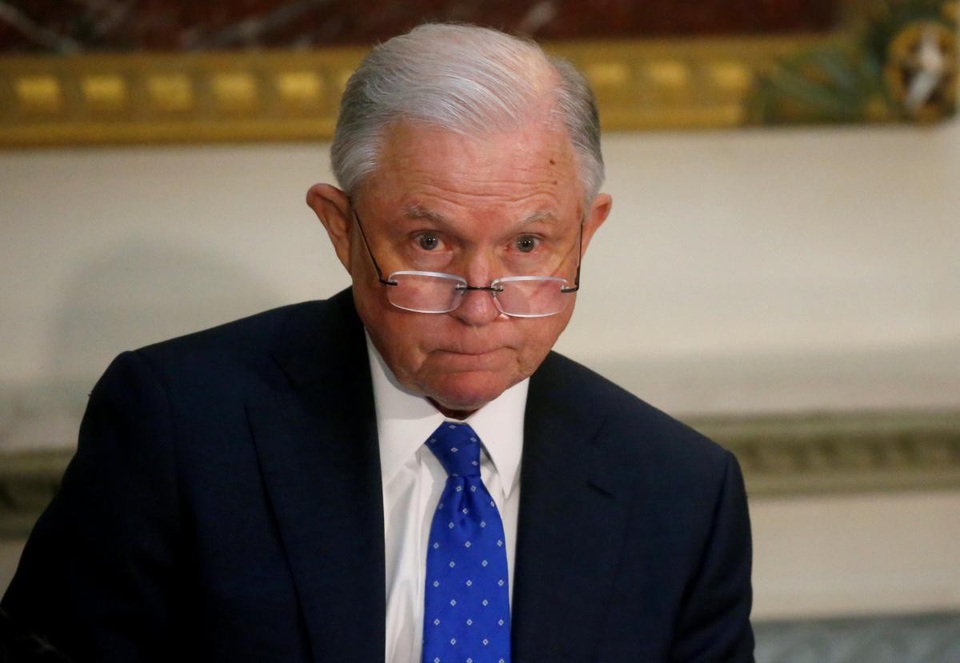 Bộ trưởng Tư pháp bất ngờ phản pháo Tổng thống Trump - 1
Bộ trưởng Tư pháp Mỹ Jeff Sessions (Ảnh: Reuters)