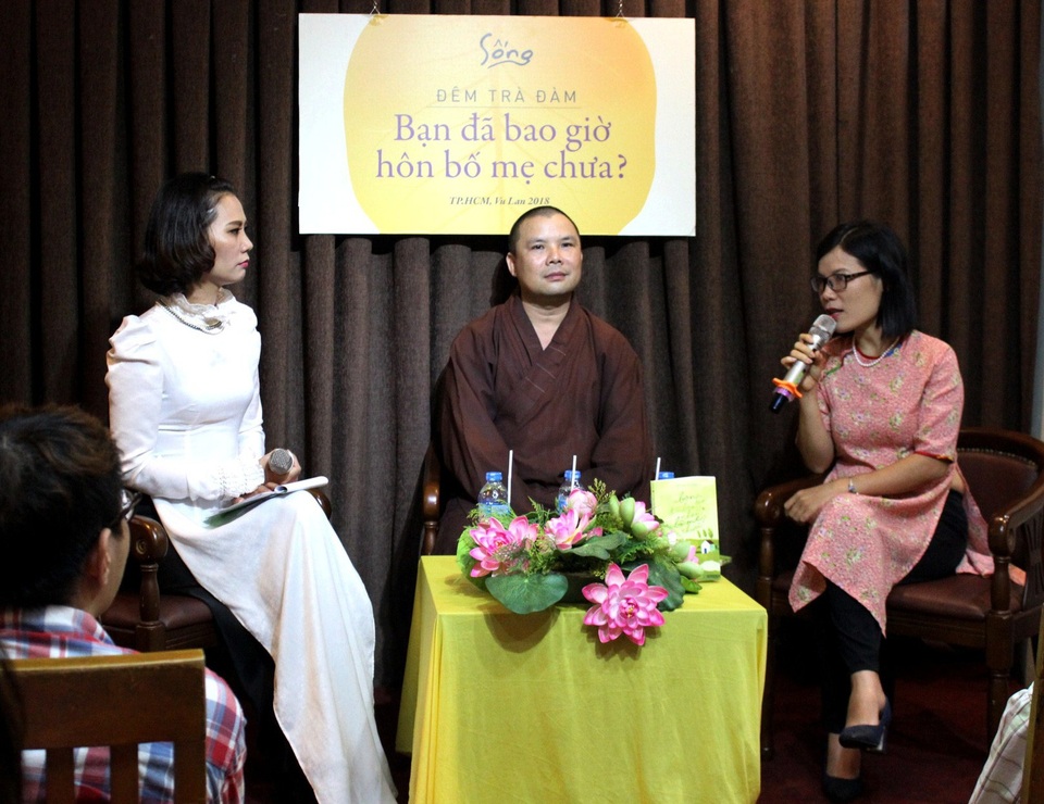 Chưa bao giờ hôn bố mẹ - giờ chẳng thể... - 2 Theo nhà văn Võ Thu Hương (ngoài cùng bên phải) tuổi nào mất bố mẹ cũng đơn đớn, mất mát