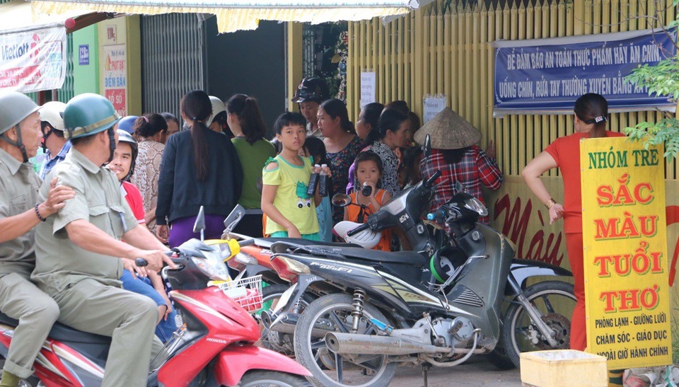 Bảo mẫu nhóm trẻ tư thục liên tục tát, đánh trẻ khi cho trẻ ăn - 2
Rất đông người dân đến vây quanh cơ sở nhóm trẻ Sắc màu tuổi thơ ngay sau khi clip ghi lại cảnh các bé bị bạo hành được đăng tải.