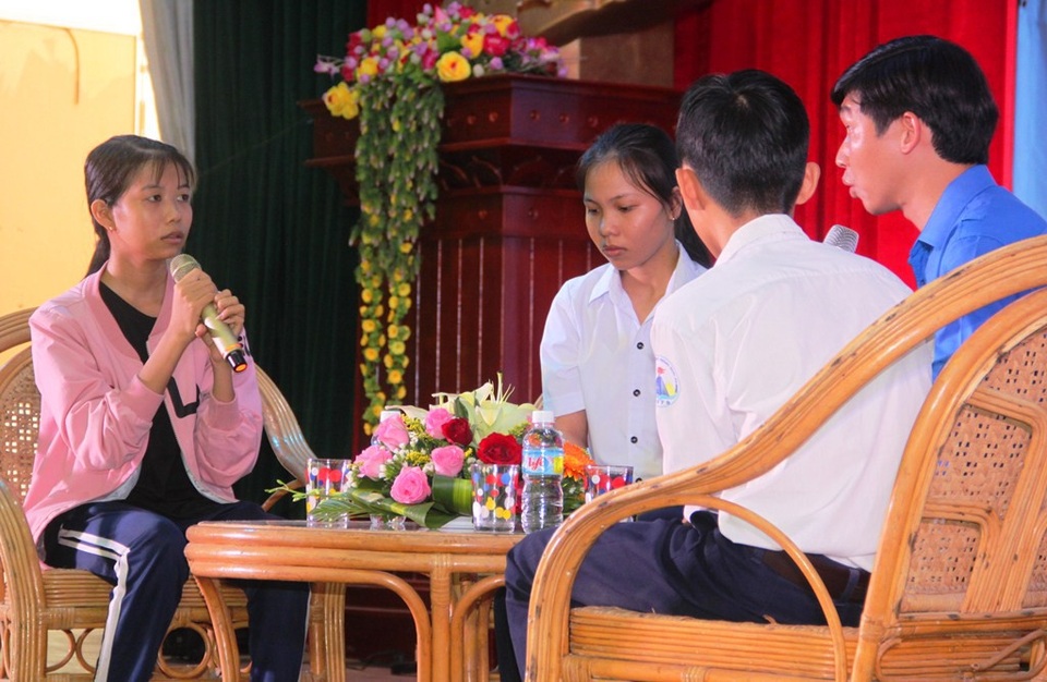 
Trong buổi lễ trao học bổng cho những HS, SV nghèo tỉnh Bình Định, nhiều người không giấu nổi xúc động khi nghe em Lê Thị Thanh Dung (ngoài cùng bên trái) chia sẻ về hoàn cảnh và bệnh tật mà em đang mắc phải.
