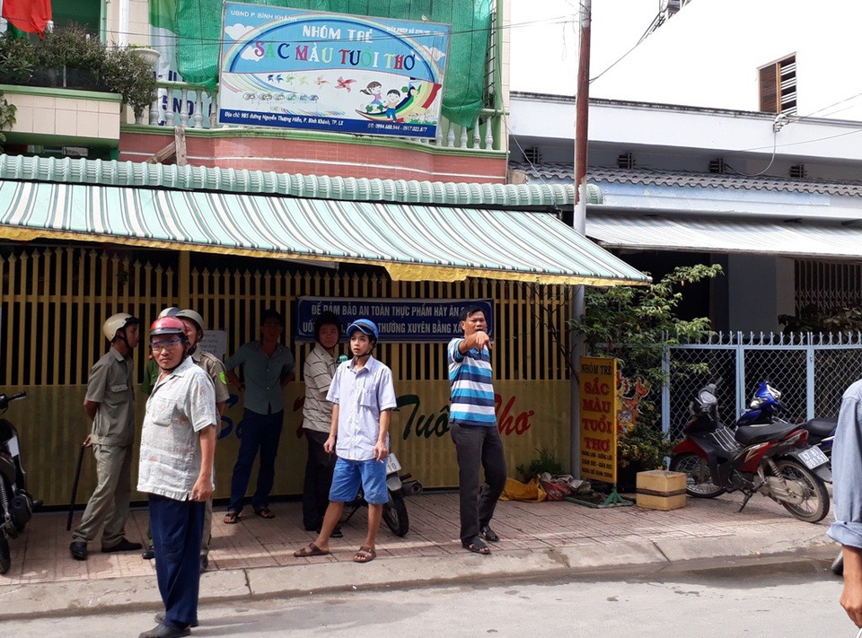 Bảo mẫu nhóm trẻ tư thục liên tục tát, đánh trẻ khi cho trẻ ăn - 1
Cơ quan chức năng TP Long Xuyên, tỉnh An Giang đang điều tra làm rõ hành vi bạo hành 3 cháu bé ở nhóm trẻ Sắc màu tuổi thơ.