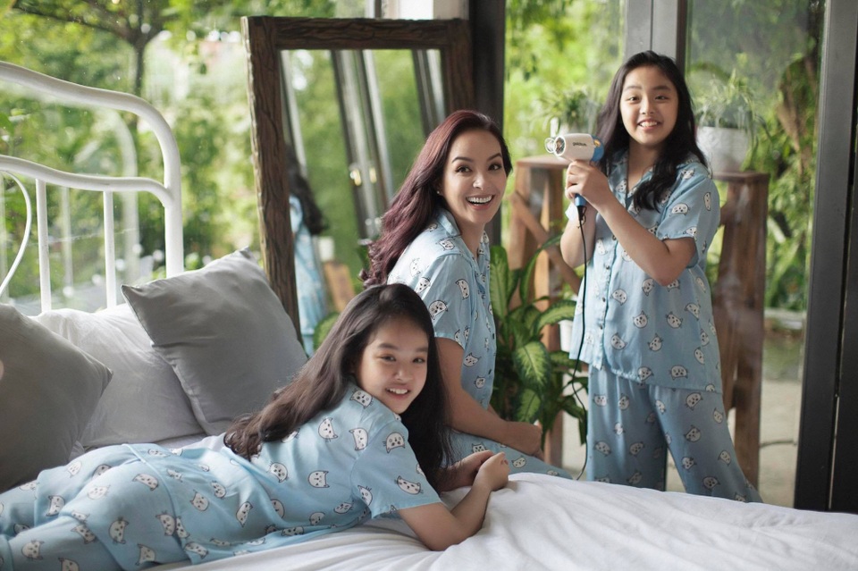 Người mẫu Thuý Hạnh: “Thời trẻ tôi nông nổi và hiếu thắng vô cùng” - 2 Thuý Hạnh luôn dành nhiều thời gian cho các con dù bận rộn tới mấy.