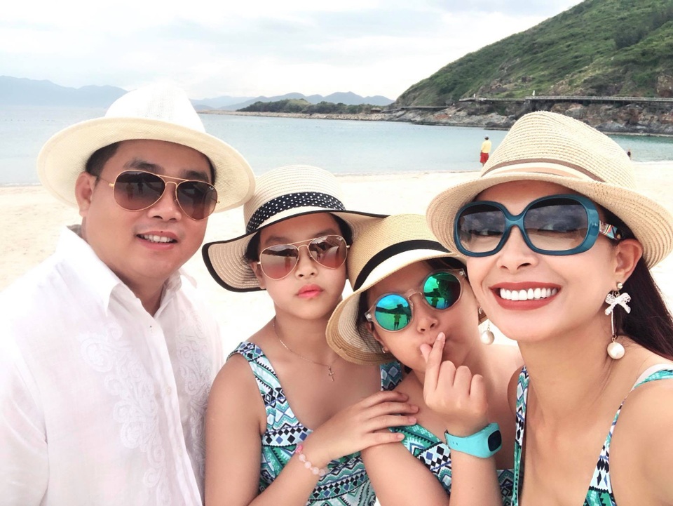 Người mẫu Thuý Hạnh: “Thời trẻ tôi nông nổi và hiếu thắng vô cùng” - 3 Vợ chồng Minh Khang - Thúy Hạnh thường tranh thủ thời gian đưa các con đi du lịch.