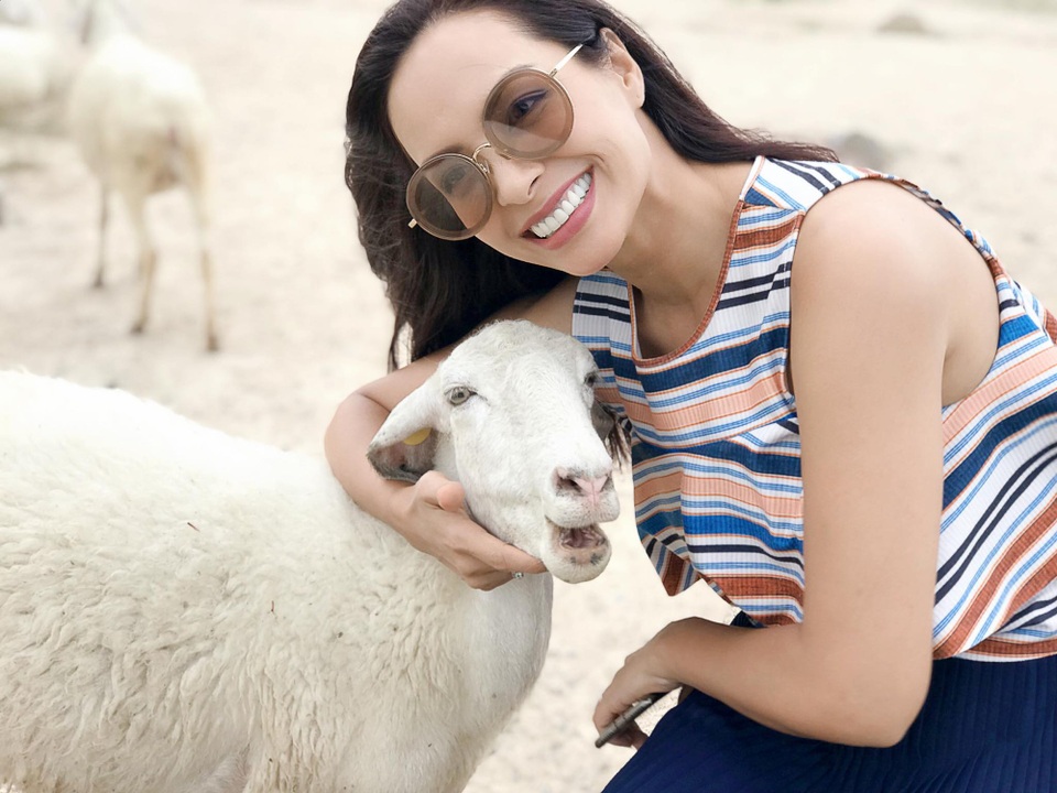 Người mẫu Thuý Hạnh: “Thời trẻ tôi nông nổi và hiếu thắng vô cùng” - 1 Dù đã là bà mẹ của hai nàng công chúa nhưng Thúy Hạnh luôn rạng rỡ, trẻ trung và xinh đẹp.