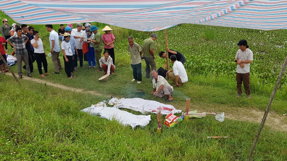 Vụ về quê ăn rằm bị tàu đâm thương vong: 2 người còn lại tiên lượng nặng - 2 Hiện trường vụ tai nạn.