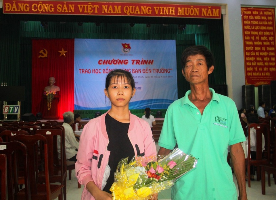 Dung cùng người cha nghèo đi nhận học bổng.